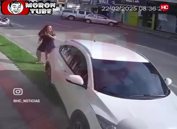 Video :After a bizarre accident, a woman who was strolling in the center of the road survived